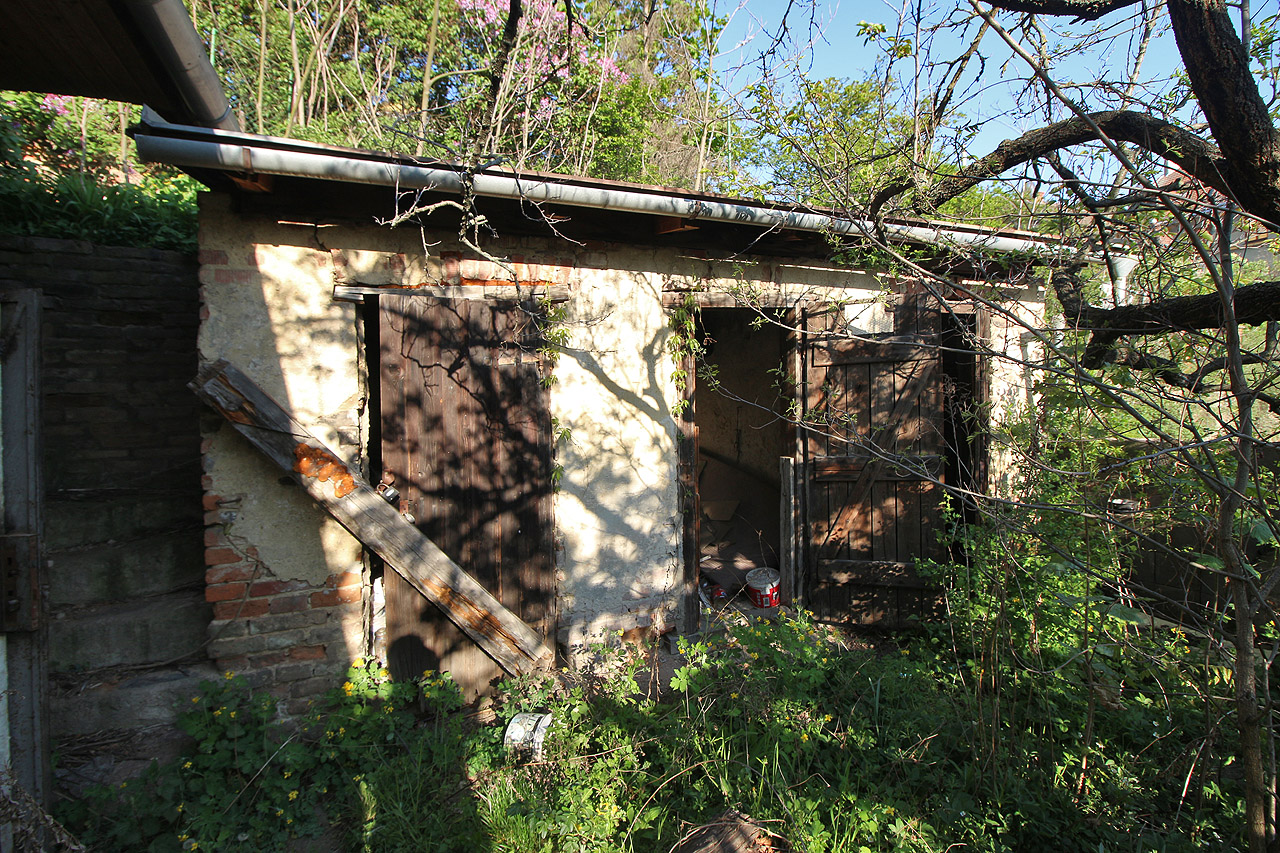 Kůlny na východní straně druhého dvorku snad byly kdysi chlívky pro domácí zvířata.