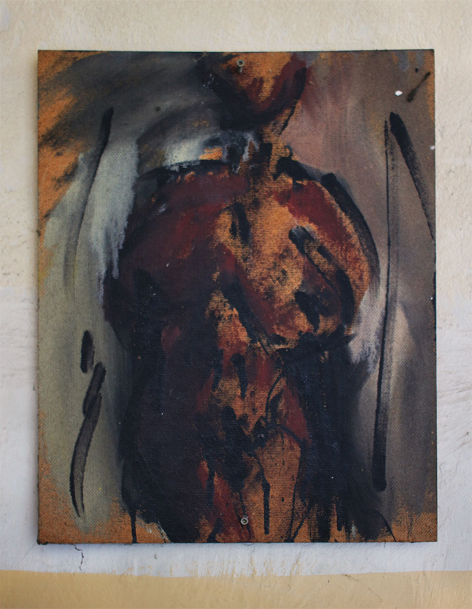 Některý z obyvate domu měl zřejmě výtvarně-umělecké sklony. Škála malovaných motivů i pomalovaných materiálů je vskutku široká.