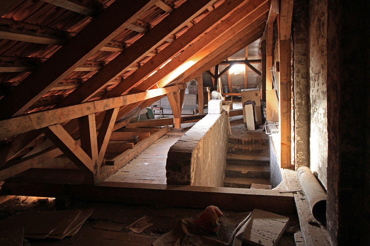 Ani před nedávnem zrekonstruované krovy neurazí romantickou duši pátračů.