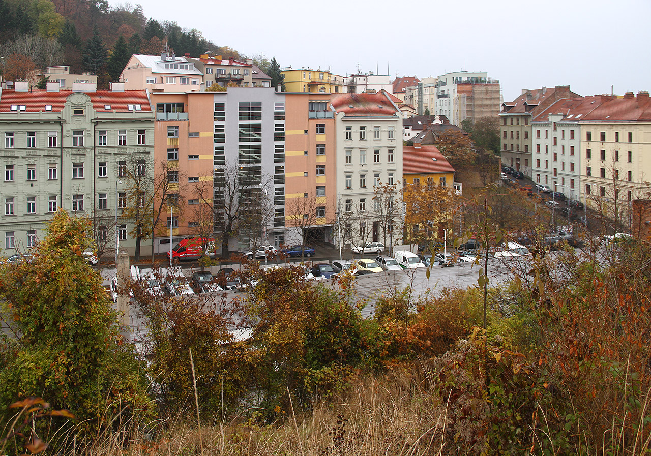Při pohledu z prostoru bývalé cihelny je dům skrytý za větvemi jírovců docela nenápadný.