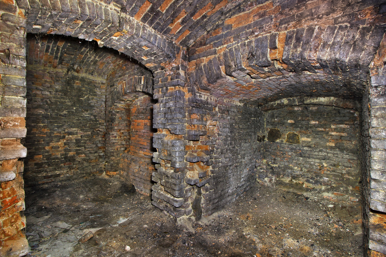 Započněme prohlídku podzemím, ve sklepě vytesaném částečně do skály.