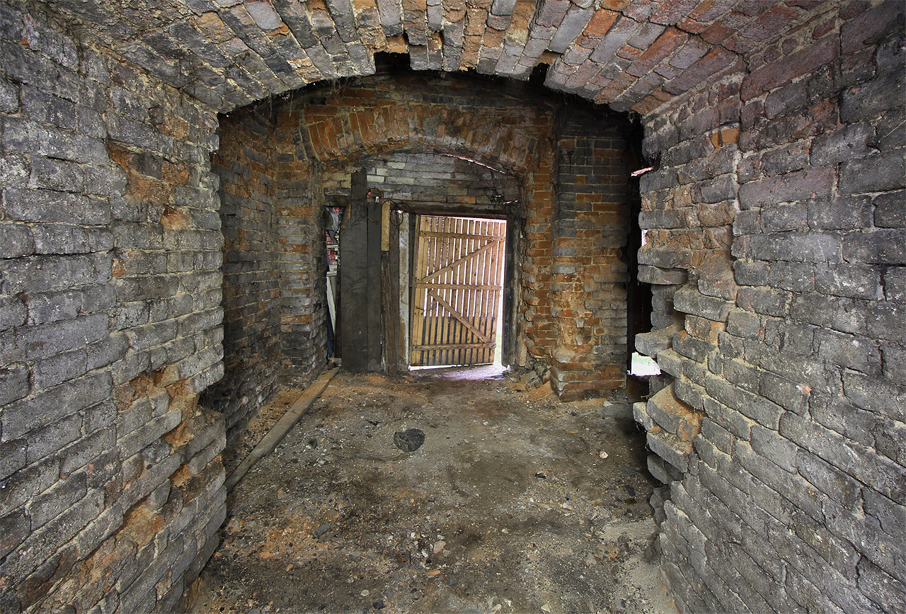 Nepříliš prostorný sklep po svém vyklizení skýtá tísnicý pohled na dvorek utopený ve hmotě domu.