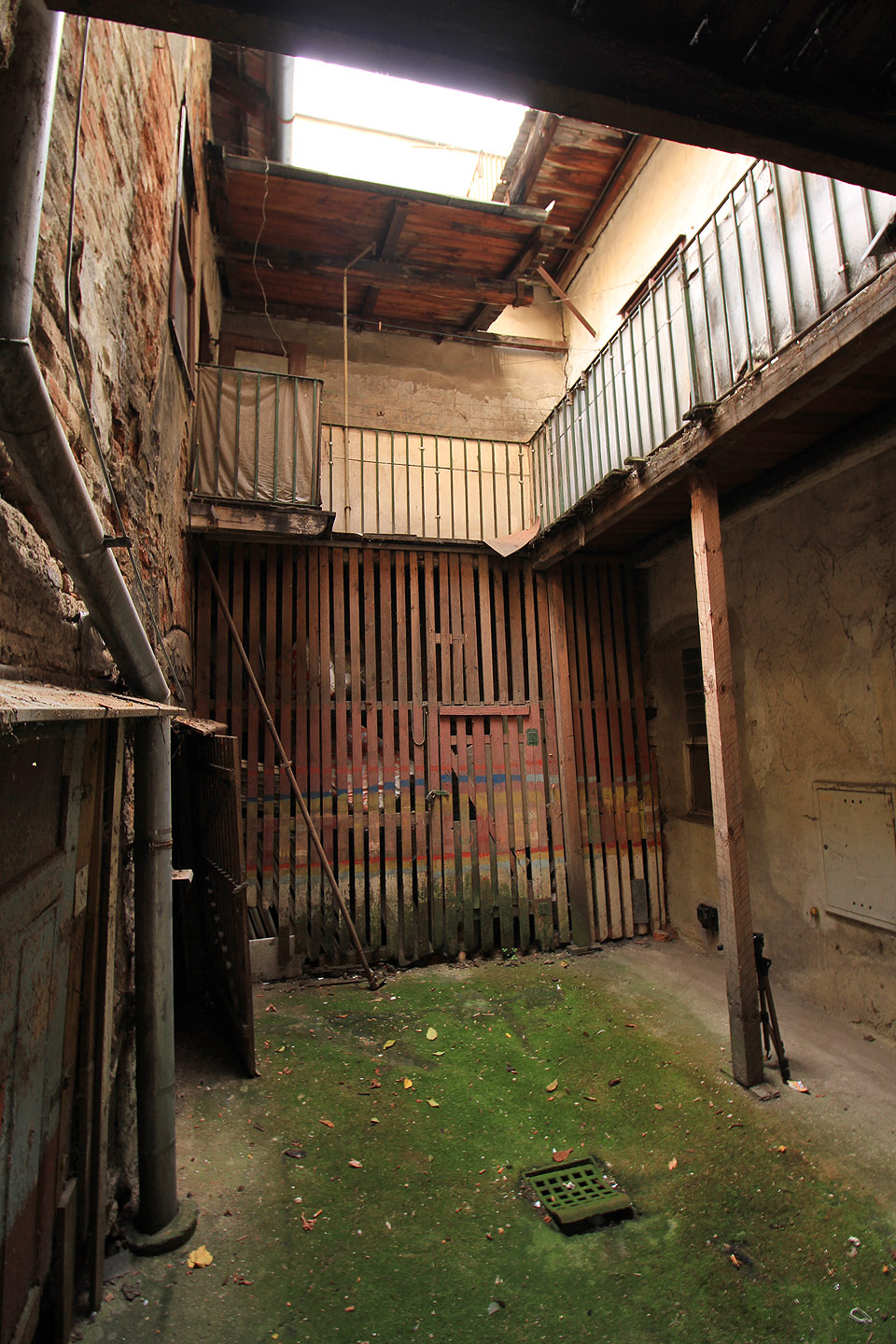 Nejpůsobivějším místem v domě je bezesporu první/dolní dvorek.