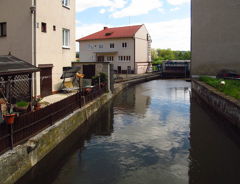 Cacovický mlýn je nejdůležitější stavbou, kvůli které byl Cacovický náhon vybudován. Místní elektrárna ukrývá dvojčitou Francisovu horizontální turbínu o hltnosti 4,5 m3s-1 s výkonem 75 kW.