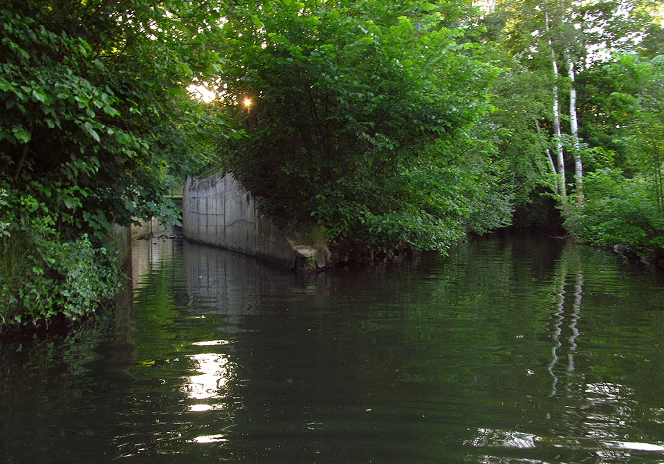 Soutok Cacovického náhonu s Ponávkou přitékající z Králova pole tříkilometrovou štolou pod Lesnou je zádumčivým místem, kam se valí mlha a chladný vzduch z podzemí.