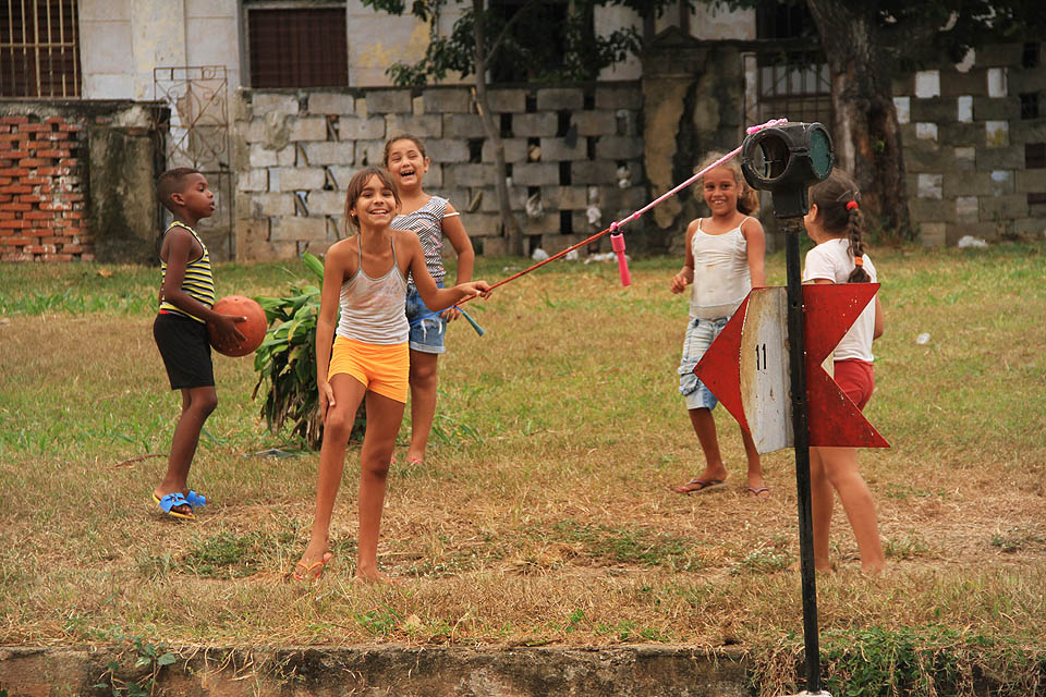 Pozice nádraží ve městě je naprosto bezprostřední. Ani železničářům nevadí, když si děti natáhnou od krajní výhýbky provaz a skáčou přes něj opodál posunujících lokomotiv.