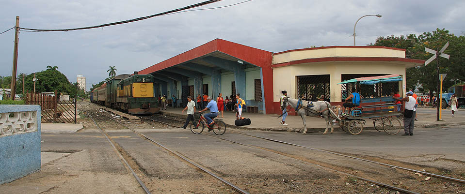 Přejezd ulice Avellaneda je jedním z nejrušnějších míst ve městě. Do centra můžete pokračovat za několik pesos třeba bryčkou.