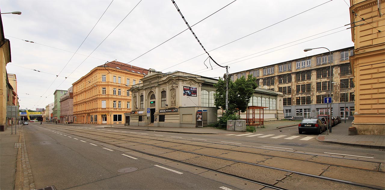 Uprostřed délky ulice se mezi bývalými továrnami rozprostírá stísněné náměstíčko ulic Valchy a Radlasu. V jeho středu stojí budova, která od svého dokončení v roce 1890 střídavě slouží jako tržnice, tělocvična a kino. Postavena byla podle vzoru tržnic v chorvatské Rijece.

