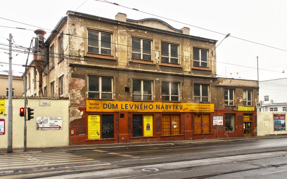 Ačkoliv poslední továrny na Cejlu ukončily výrobu před téměř 30 roky, řada buodv si stále zachováv svůj průmyslově omšelý charakter. Cejl unikl velké asanaci a jeho další osudy se zdají být neméně spletité než změť budov, po staletí budovaná na obou stranách živé předměstské tepny.