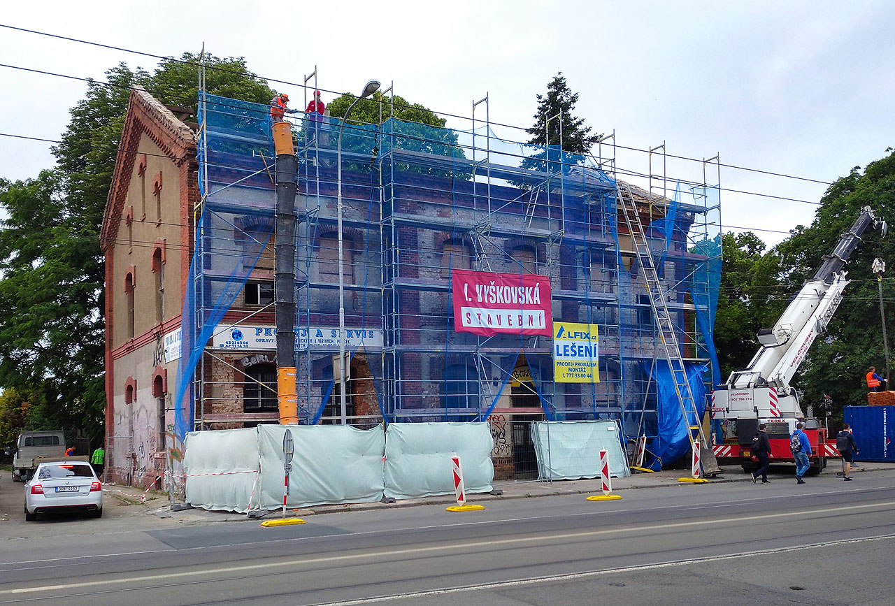 Na jaře roku 2020 započala rekonstrukce celnice. Kupodivu odstraněním střechy, která byla z celého domu v nejlepším stavu. Na výsledek se zatím těšíme!