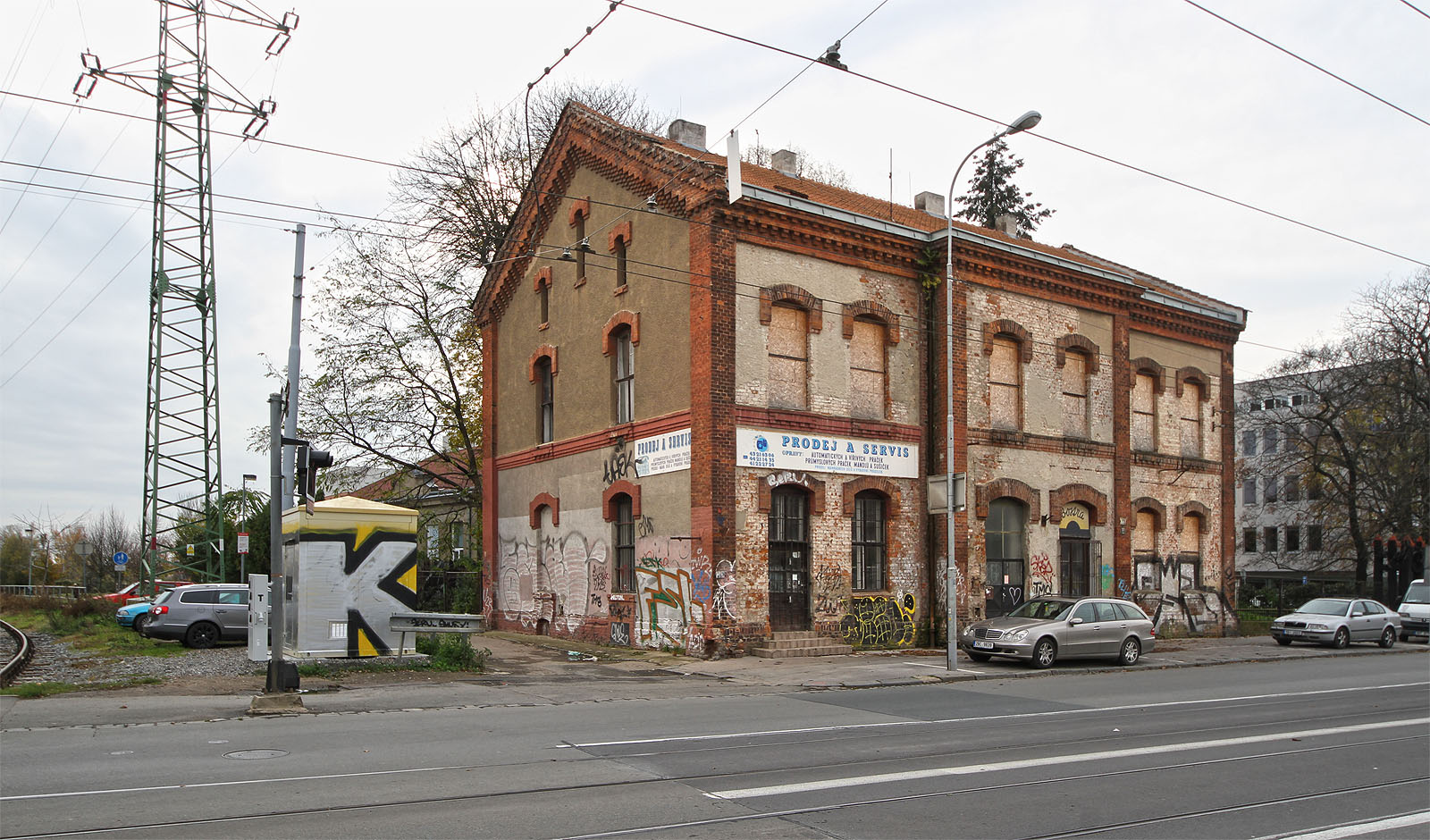 Posledním nájemcem nebytových prostor v budově celnice byla opravna praček, která se odstěhovala v roce 2017. Pohled na celnici ze severovýchodu.