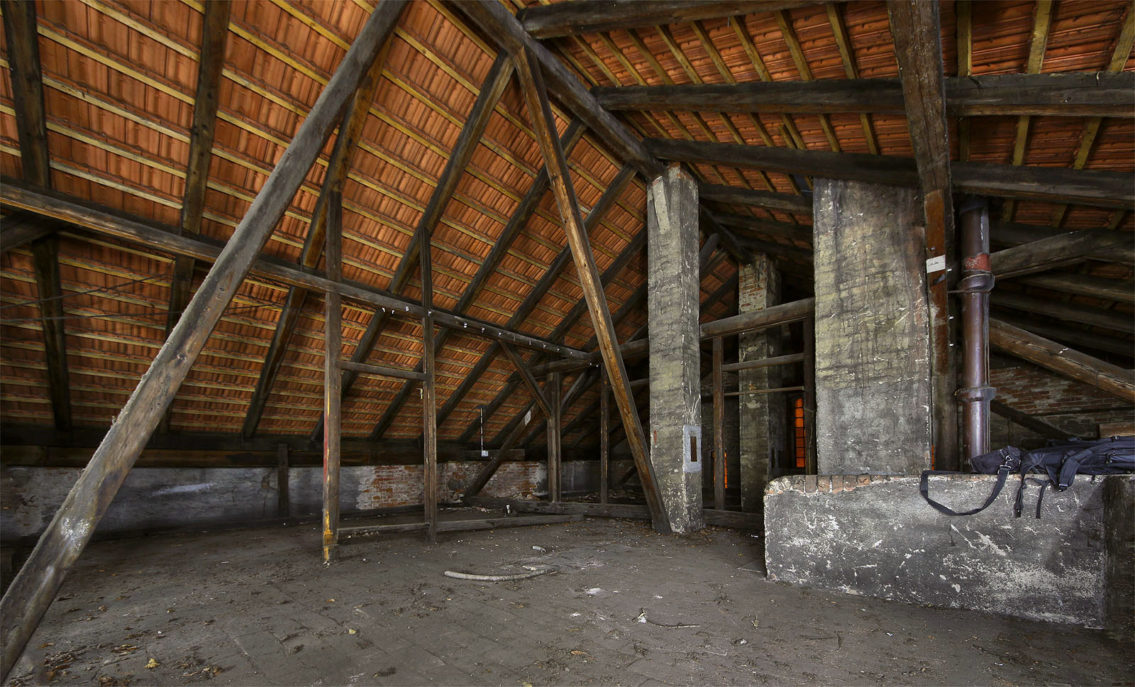 Místa je tu dost a díky poměrně stabilní střeše budova nijek zvlášť nechátrá.