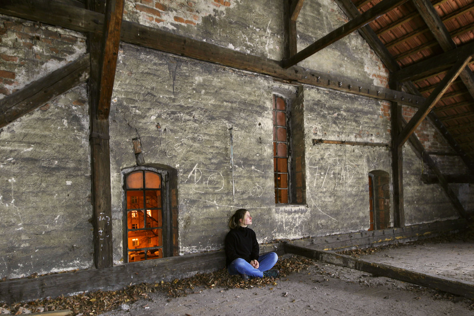 Štítová zeď nezapře původ budovy v poslední čtvrtině 19. století, včetně inspirace průmyslovou a drážní architekturou. Ostatně jen pár metrů za zády odvážné školačky se vinou po břehu řeky koleje Svitavské pobřežní dráhy, z protějšího břehu zasvítají okna domů na Zvěřinově ulici.