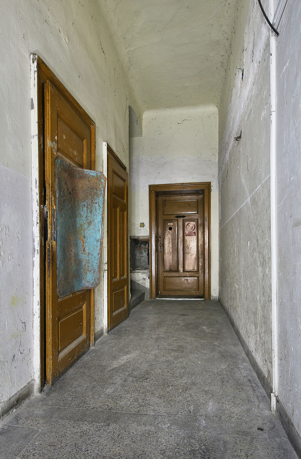 Na počátku roku 2020 dýchal interiér bývalé celnice stále atmosférou úředních prostor c. k. mocnářství. Zdobné dřevěné dveře jsou zřejmě původní součástí stavby.