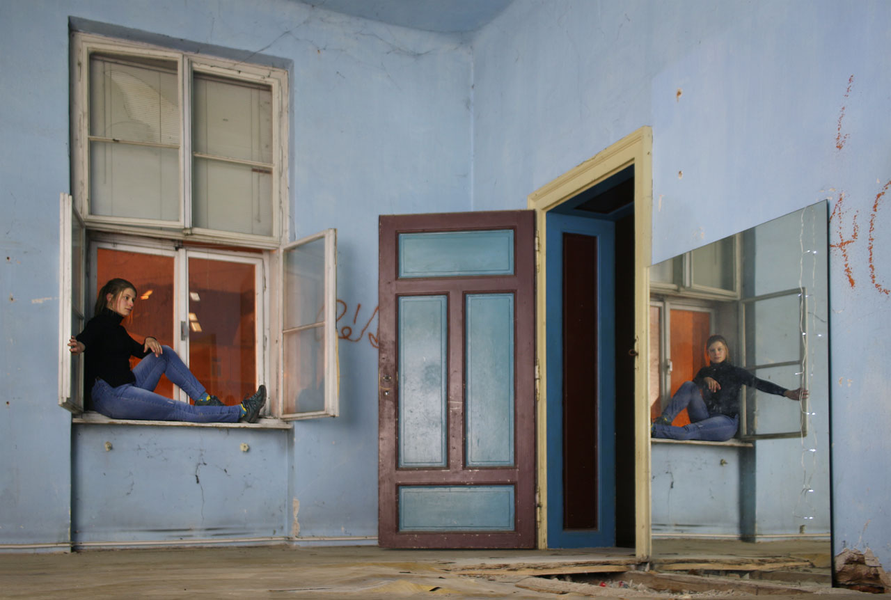 Odvážná školačka odpočívá v jednom z prostorných bytů, které sloužily financům k bydlení přímo na pracovišti. Na svoji dobu šlo o výrazně nadstandardní bydlení.