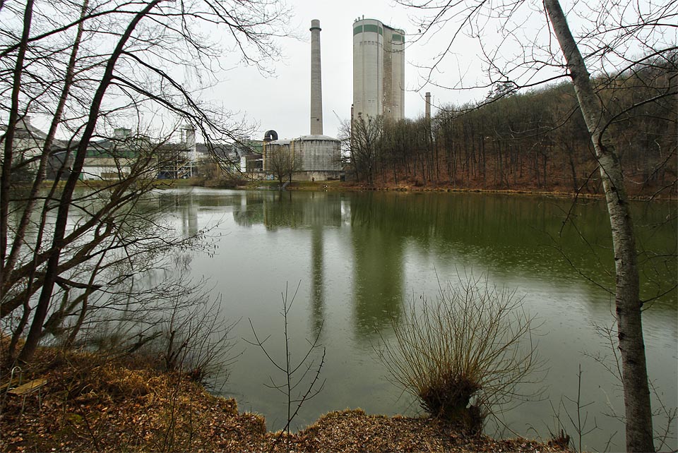Výstavba cementárny a vápenky začala přehrazením potoka Roketnice, čímž vznikla Mokerská vodní nádrž sloužící k zásobování provozu vodou.