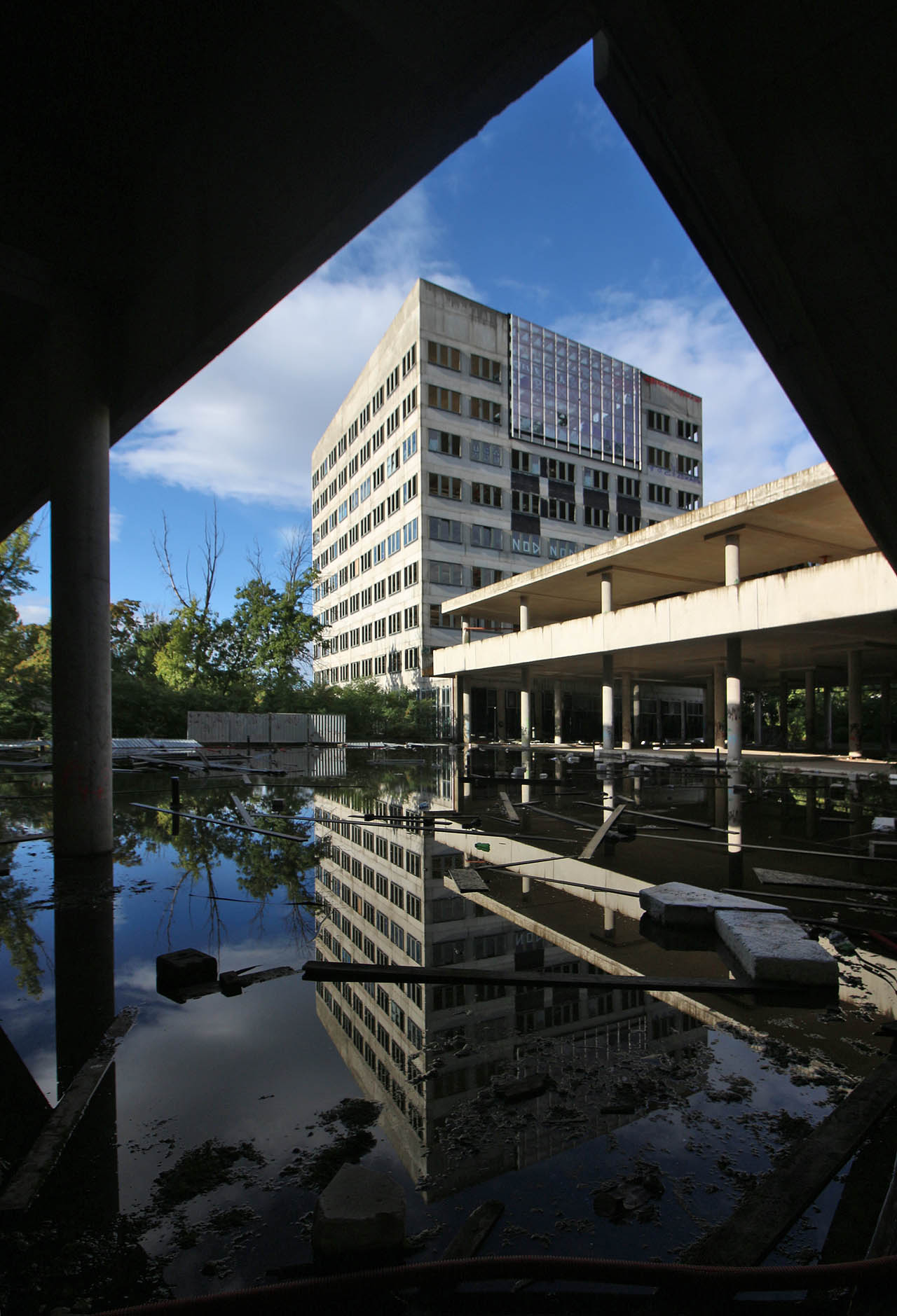Pohled z nižší obchodní části centra přes prosvětlené nižší atrium na devítipodlažní kancelářskou část. V její horní části stojí za povšimnutí druhé prosklené atrium o výšce tří podlaží.