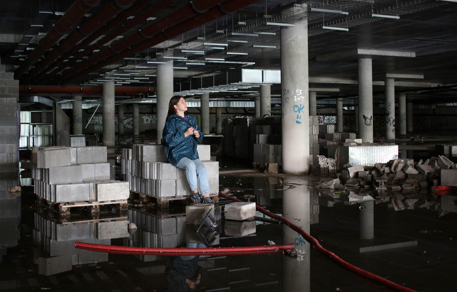 Jako obvykle začínáme prohlídku nedostavěného centra v napůl zatopeném sklepě. Už tu na nás čeká naše stará známá odvážná školačka, která nás provede všemi zákoutími členité budovy.