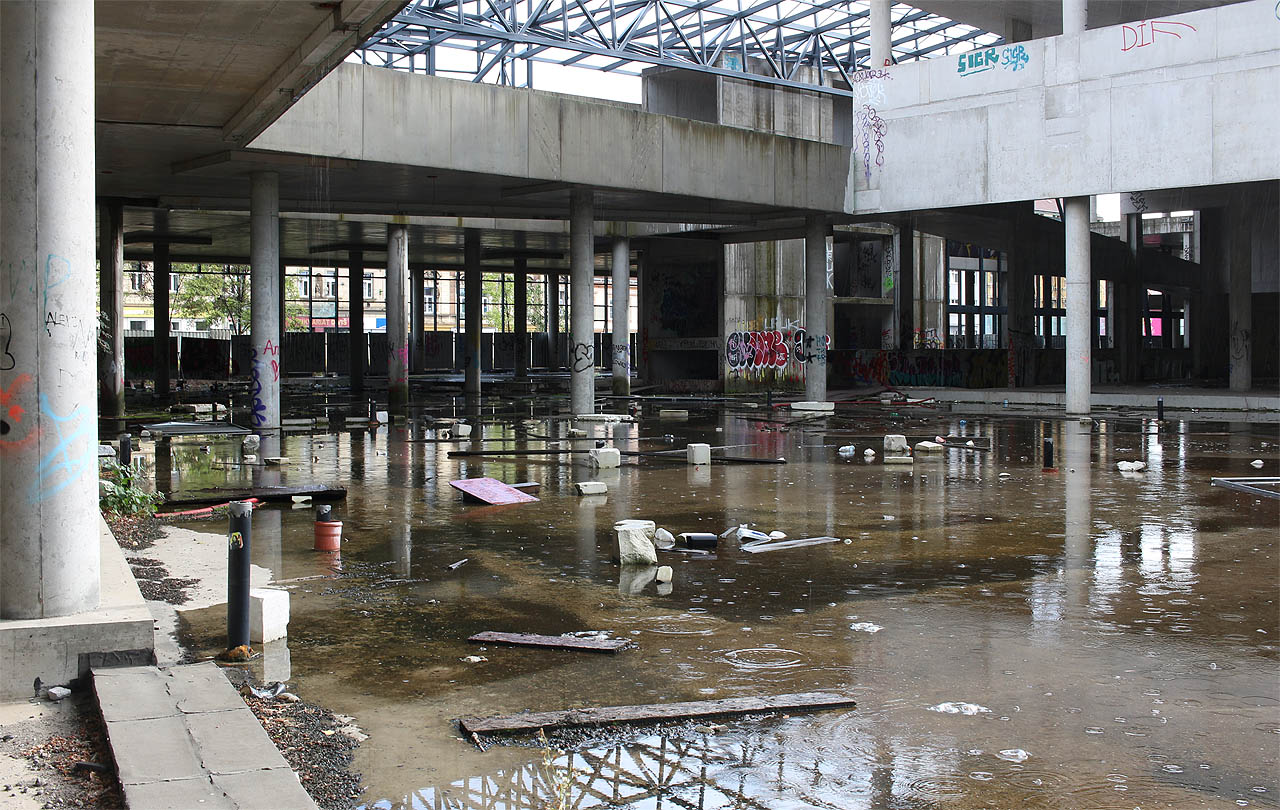 Nejhezčí je Nová palmovka, když prší. Vodní plochy tak odráží zajímavě záměrně chaotické členění prostoru v nižší části stavby.