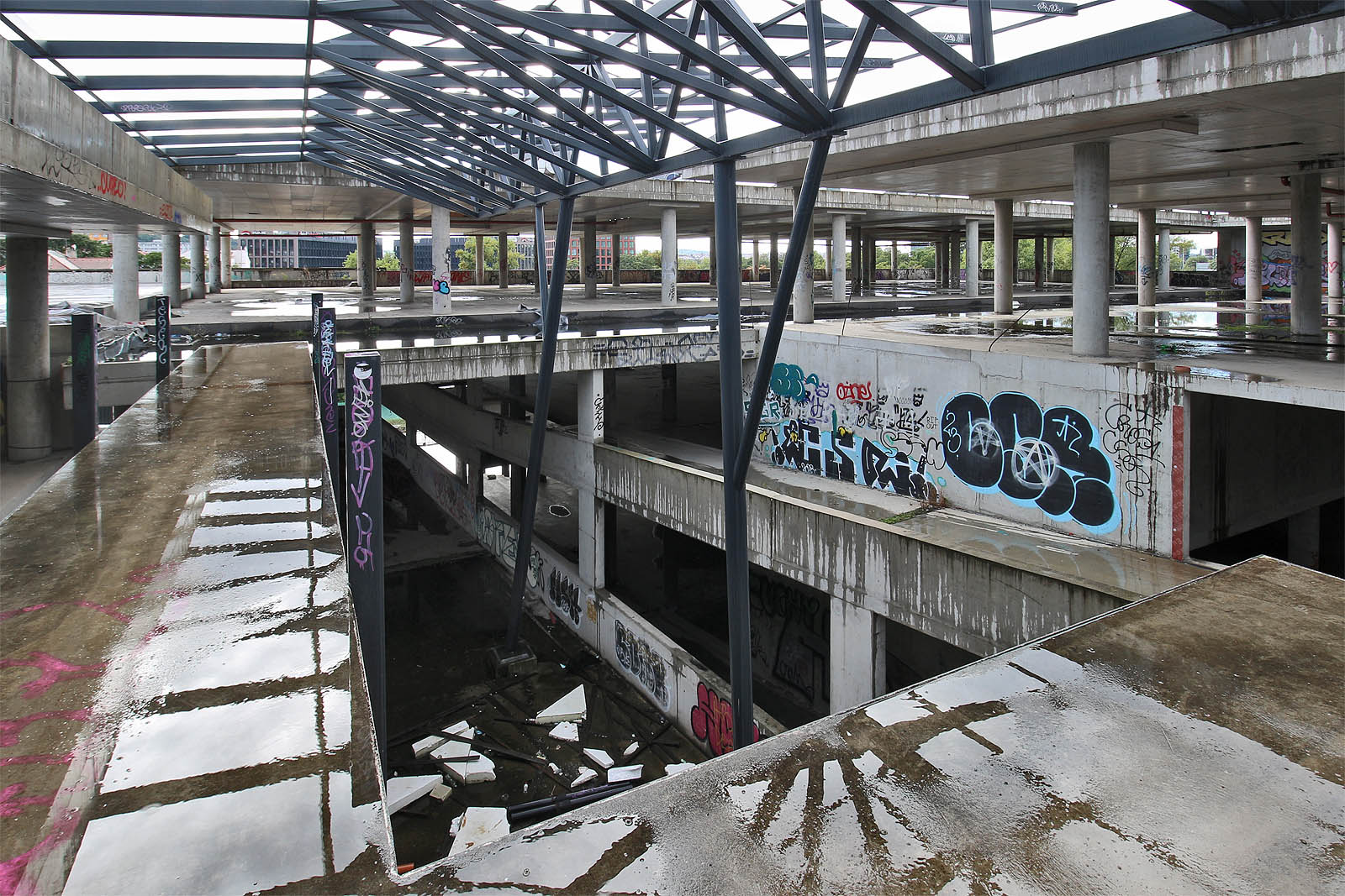 Nelze jednoznačně rozhodnout, zda je tato část budovy dvoj- nebo trojpodlažní. Naštěstí nás za to nikdo známkovat nebude, a tak si můžeme myslet, co je nám libo.