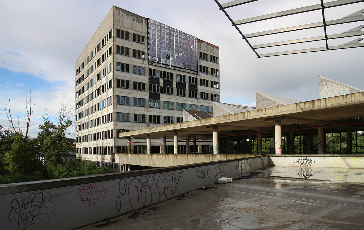 Pilovité světlíky připomínají průmyslovou historii téhle části Libně. Nedaleko odsud kdysi stála slavná Rustonka, strojírna která mimo jiné zásobovala celou střední Evropu úzkokolejnými drahami a vlaky.