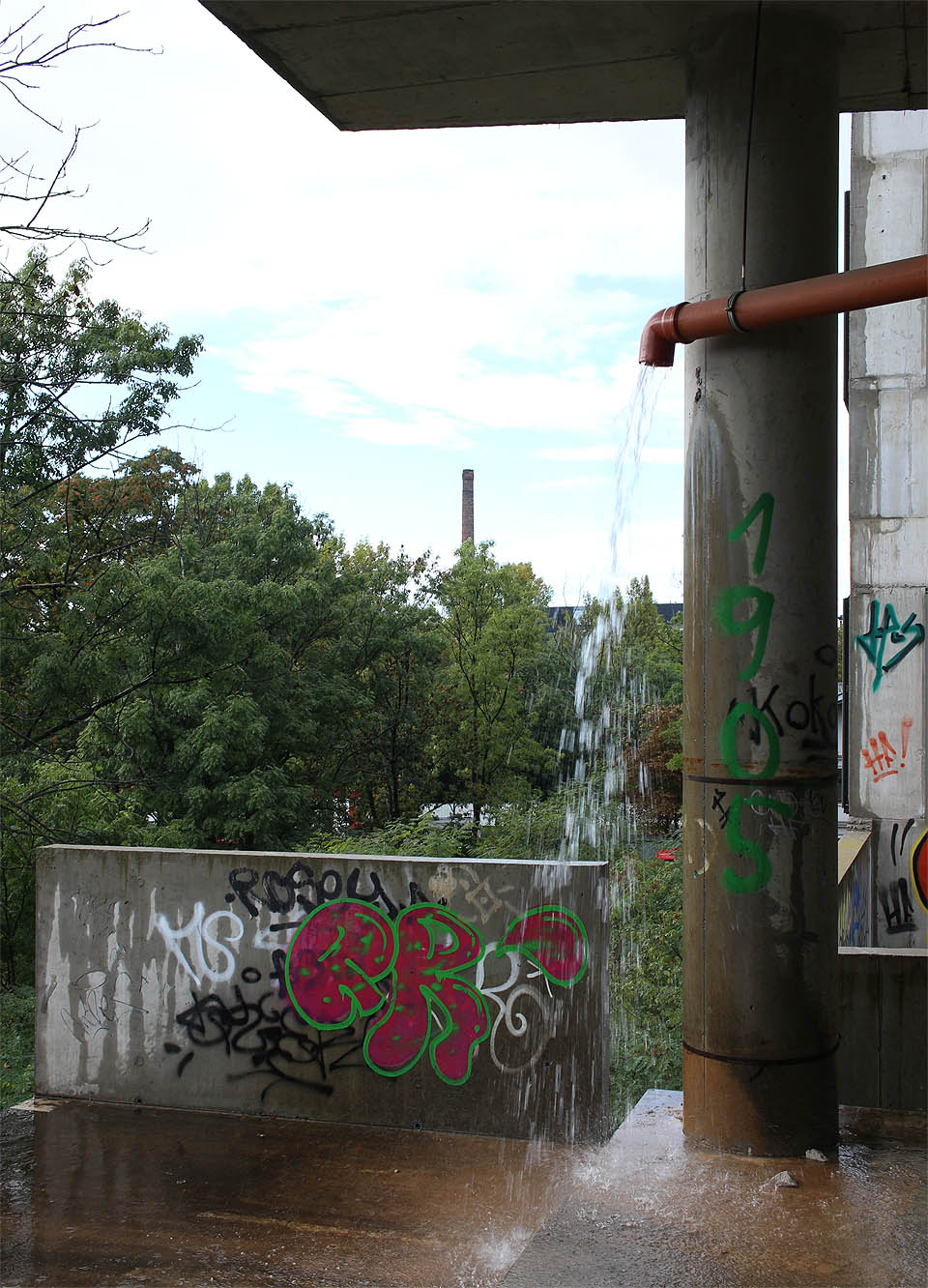 Voda zs střechy bude ale ještě dlouho stékat po nešťastných stěnách betonového monstra.