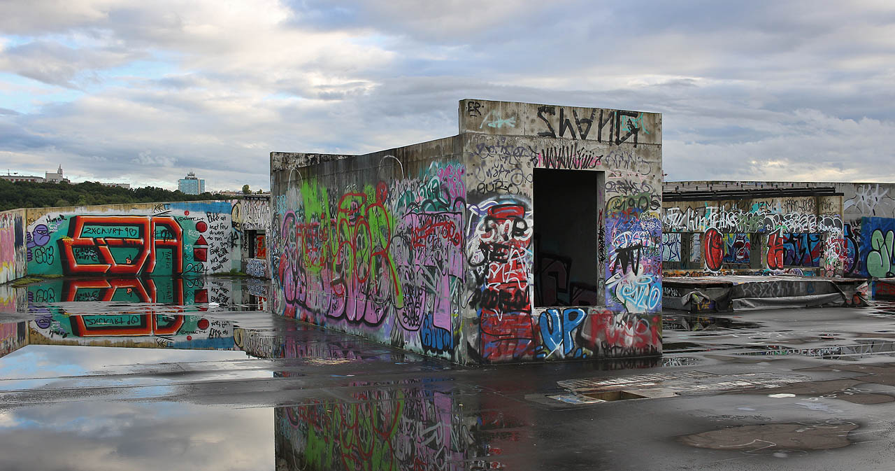 Ne střeše měla údajně vzkvétat květinová zahrada. Nyní tu vzkvétají hlavně méně či ještě méně povedené výtvory sprejerů.