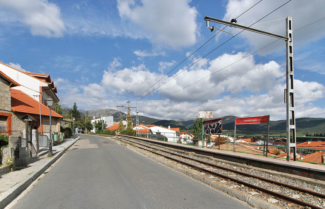 Poměrně strmá poloha zastávky nad městem může za nepříznivých podmínek způsobovat zastavujícím vlaků potíže s bržděním z a rozjezdem do kopce.
