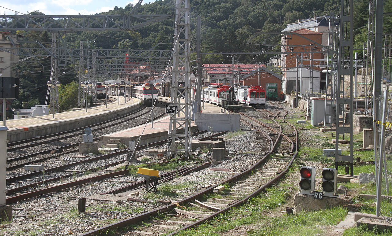 Pohled na stanici Cercedilla od východu, ve směru z úzkorozchodné železnice přicházející shora z města.