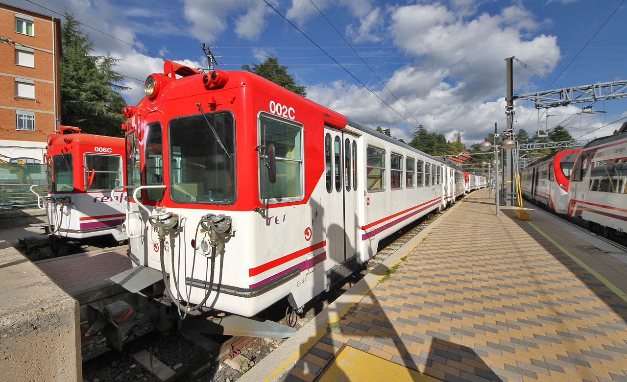 Úzkorozchodné elektrické motorové jednotky řady 442 odešly v roce 2020 do důchodu. Trpělivě čekají na své budoucí výkony nebo pravděpodobnější odjezd do vysoké pece. 