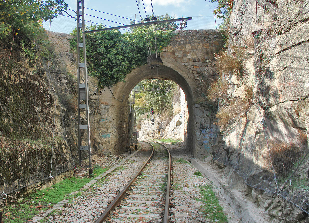 Vjezdové návěstidlo stanice Cercedilla ve směru od zastávky Cercedilla Pueblo za mostem ulice Doktora Beníteze.