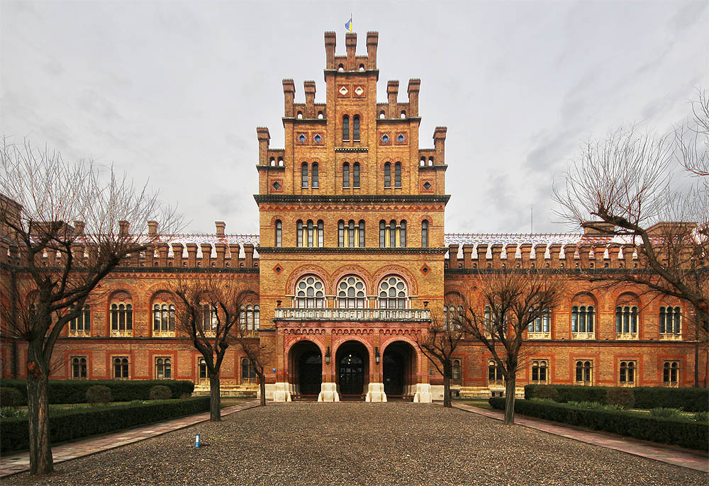 Pravděpodobně nejznámější stavbou ve městě je místní univerzita (s 11 fakultami a 17000 studenty patří k těm větším a významnějším nejen na Ukrajině), původně sídlo církevních metropolitů.