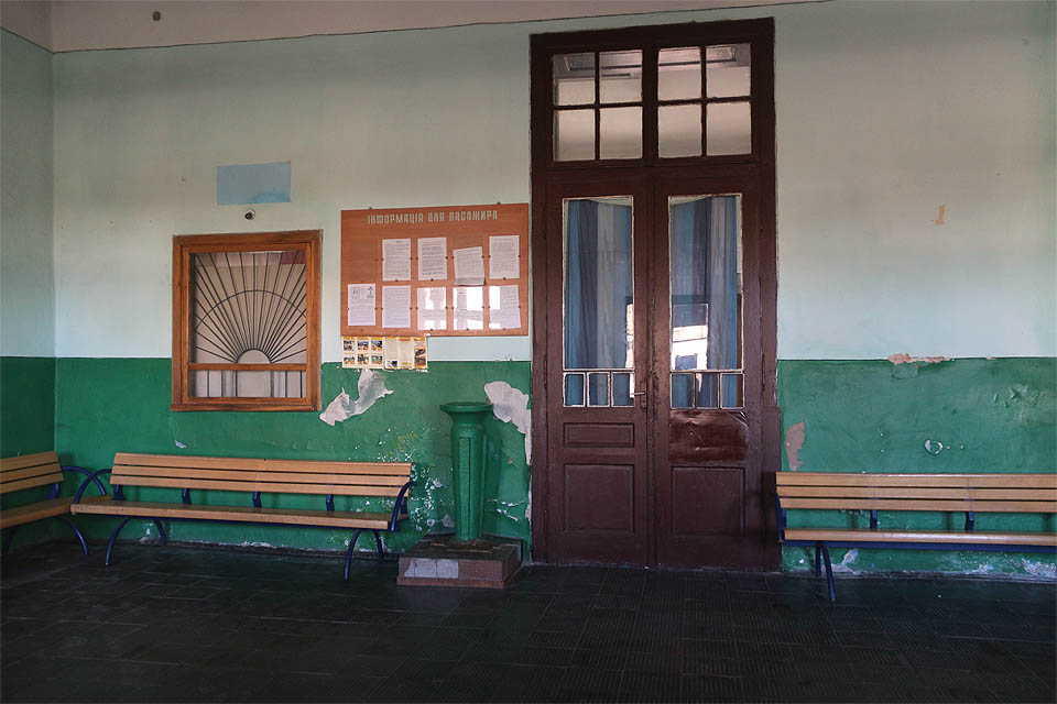 Čekárna a výdejna jízdenek jsou již několik let uzavřeny, snad také díky tomu si stále drží charakter z doby Rakouska-Uherska, včetně litinového stojanu, snad na deštníky?