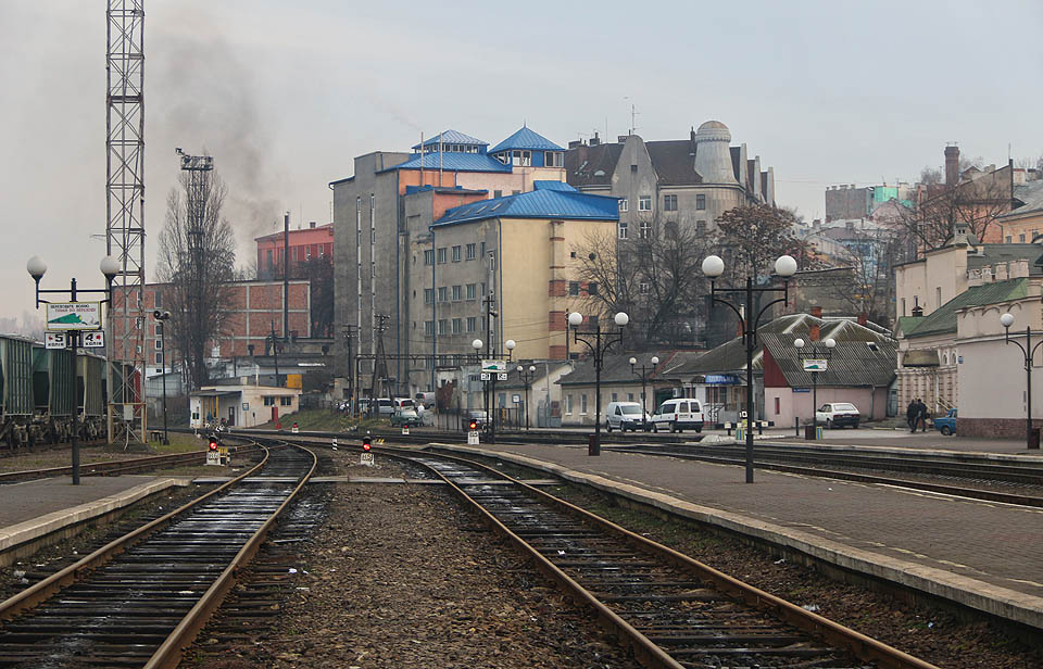 Stanice Чернівці se nachází doslova pod městem. Od nádražní budovy stoupá do města strmě dlážděná Gagarinova ulice, okolo které se na svažitých stráních kupí jeden na druhý zvláštní vysoké a mohutné továrny a domy.