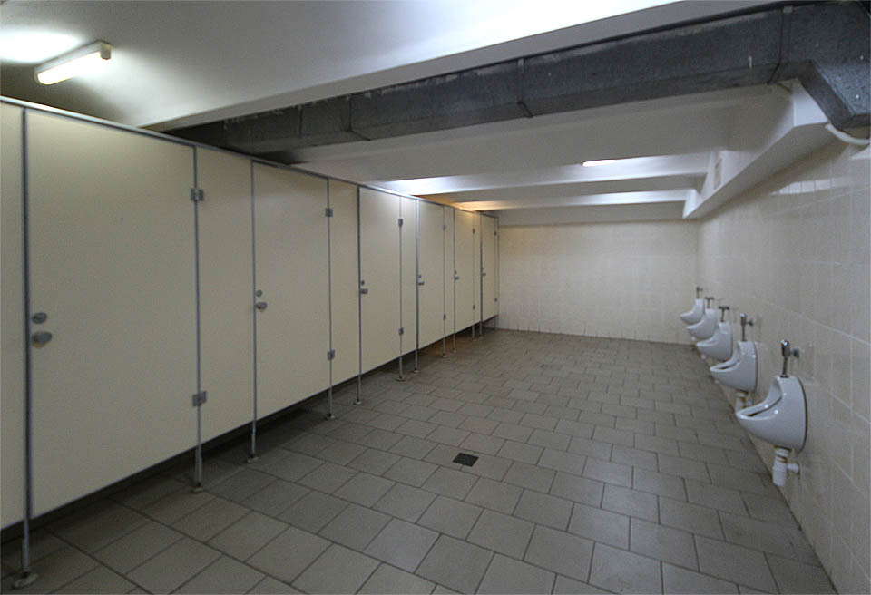 Specialitou našeho webu jsou nádražní záchody. Ty černovické snesou srovnání se světovou špičkou. Celodenně otevřené, prostorné a dokonale čisté.
