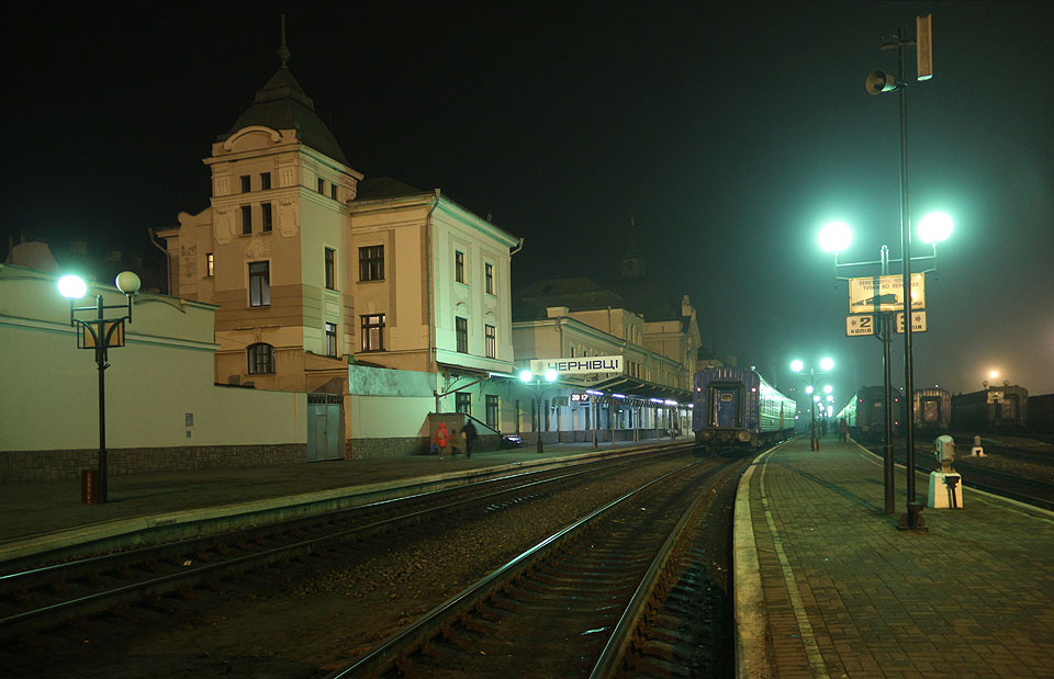 Noční pohled na první a druhé nástupiště hlavního nádraží v Černovicích.
