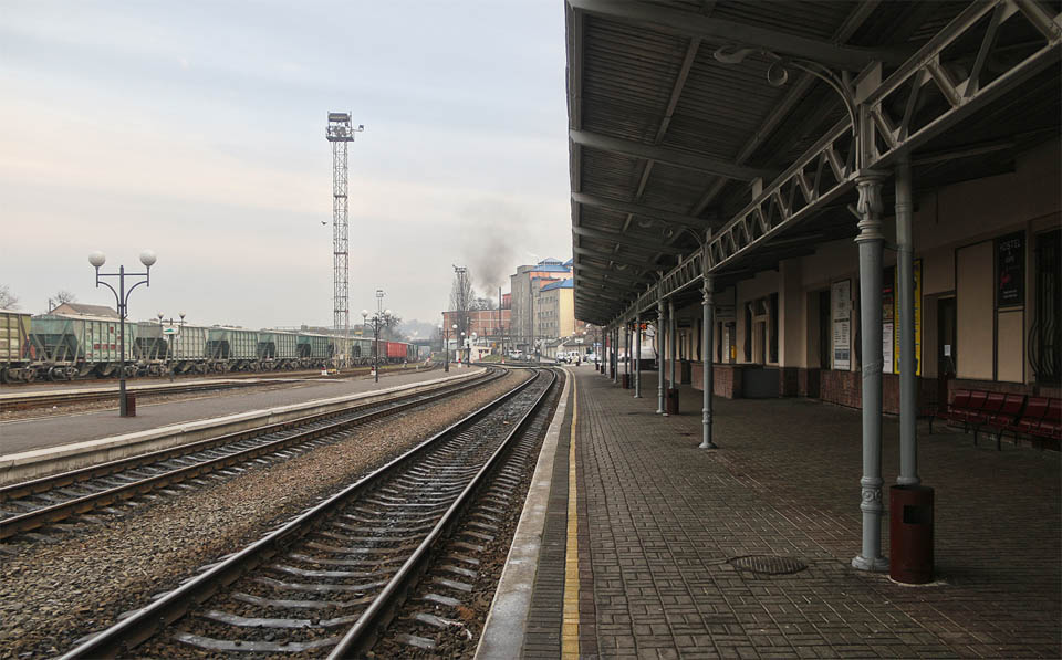 Na nádražích v rusku nebyla krytá první nástupiště obvyklá. Přsto, že by se zejména v zimě docela hodila. Stačí porovnat třeba s nádražím v Poltavě, Křivém Rohu či Doněcku.