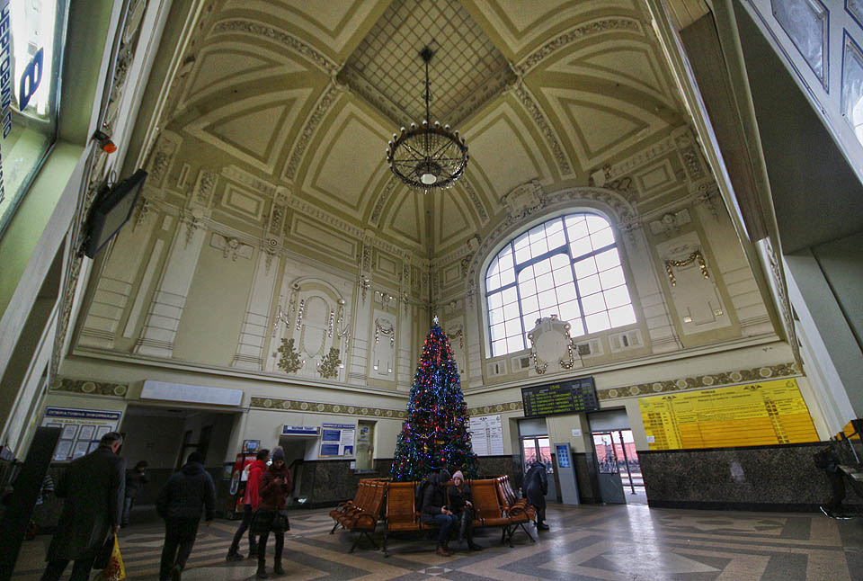 Secesně zdobená hala by mohla být o něco větší, přesto připomíná důvěrně známé české železniční stanice. Podobnou mají třeba v Bruntále.