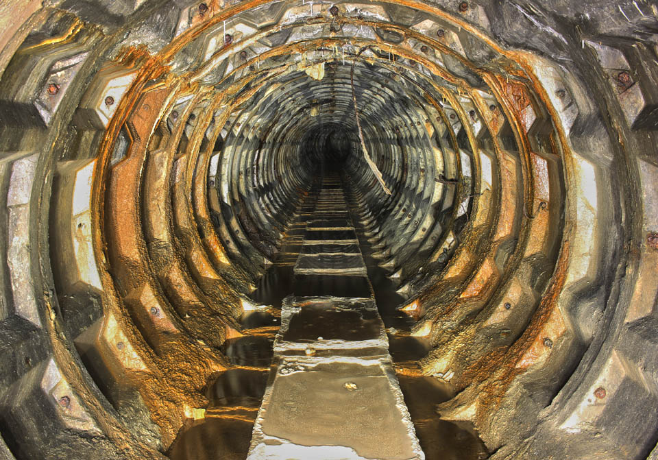 Po kolejích už by díky sintru vlak projel jenom stěží.