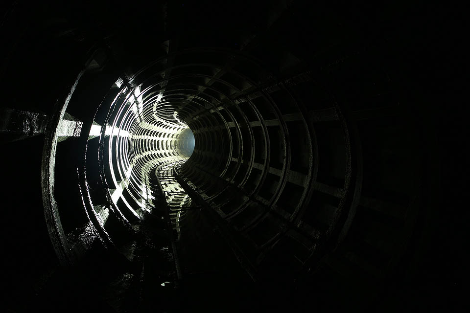 Horní část štoly je nicméně čistší a koleje se tu jeví jako dobře průjezdné. K povrchu směřuje několik šachet, ta nejvýznamnější je dobře vidět na křižovatce ulic Marka Vovčka a 28. června. Na poklop čůrají psi.