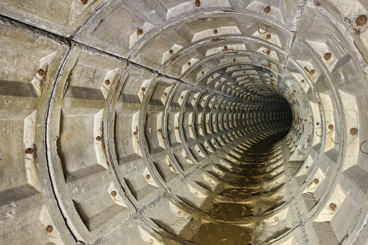 Dolní štola je sušší a čistší, sem dojde zřejmě už jen málokdo. Pravidelná struktura stěn působí sci-fi dojmem; třeba jako útroby kosmické loď Discovery z Vesmírné Odysey.