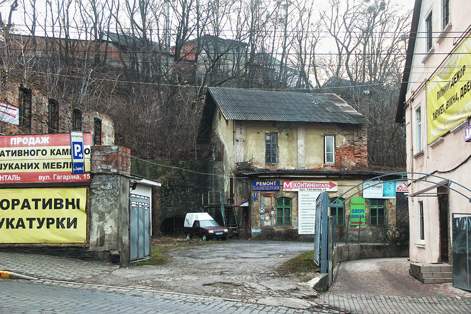 Pozornému kolemjdoucímu, který prochází od nádraží po Gagarinově ulici do centra města, nemůže uniknout temný otvor štoly ukrytý ve dvoře jedné ze starobylých továrniček.