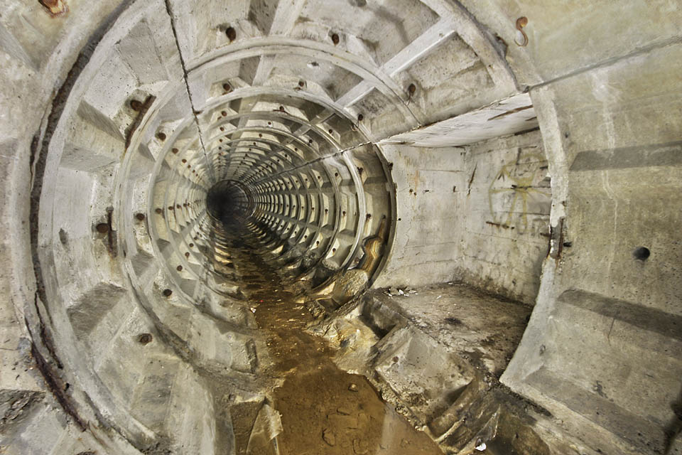 Také výklenky ve stěnách tunelu upomínají na jeho mírně železniční původ. Před důlními vozíky je třeba uhýbat stejně jako před soupravami metra.