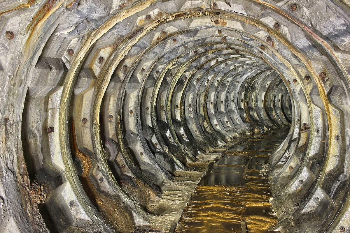 Průměr kruhové štoly činí asi 2,5 m. Metro by tu mohlo projíždět jedině v měřítku 2:1.