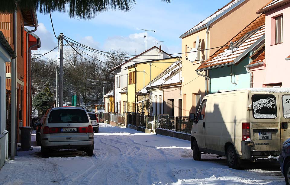 Domky uprostřed západní části kolonie mají všechny stejný půdorys. Časem některým přibylo další patro. 