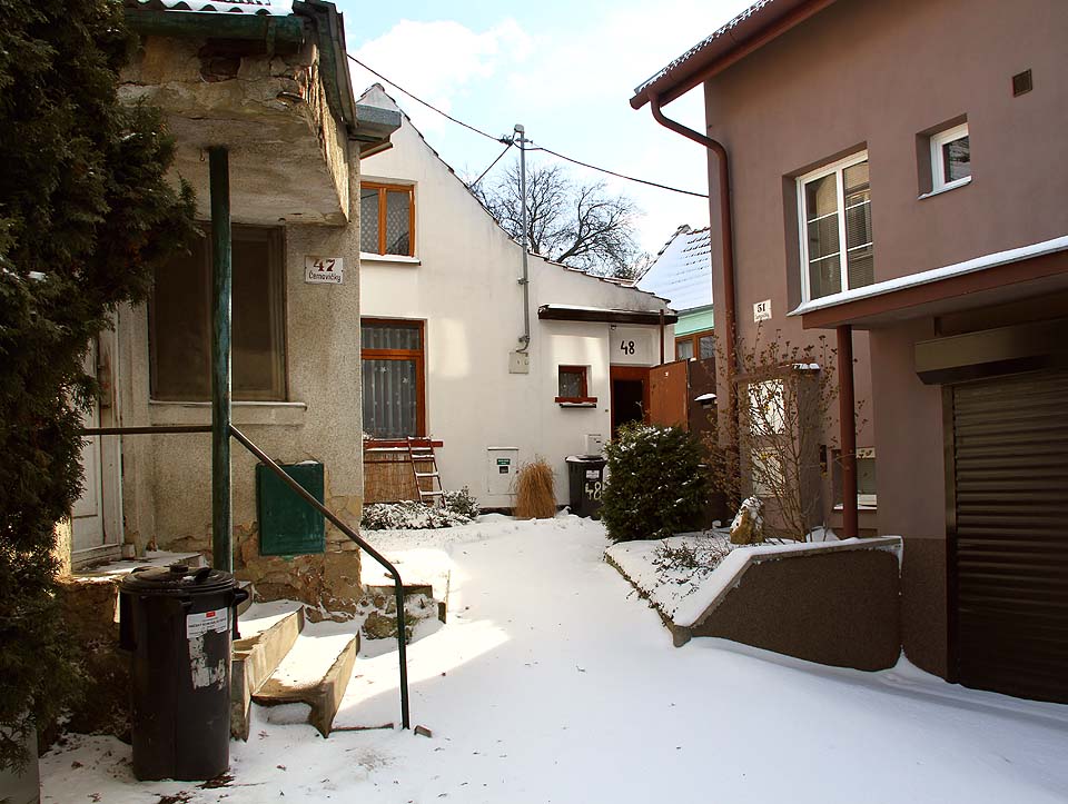 Uličky ve východní části kolonie jsou v nejvzálenějších místech správně rozeklané. Na samotný konec se dá dostat jen pěšky, skulinou mezi ploty.