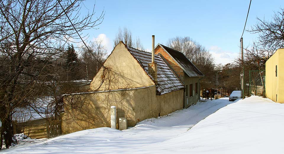 Ke kolonii lze počítat i domky roztroušené po okolí, dnes osamělé, kdysi však náležející do spádové oblasti továrny na spodium.