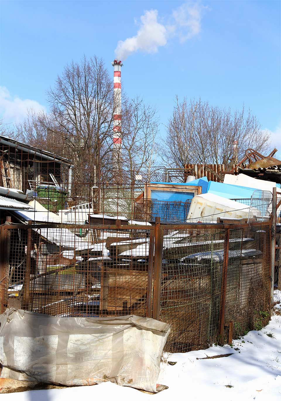 …průmyslový charakter kolonie tak udržují alespoň nedaleké komíny spalovny a Zetoru.