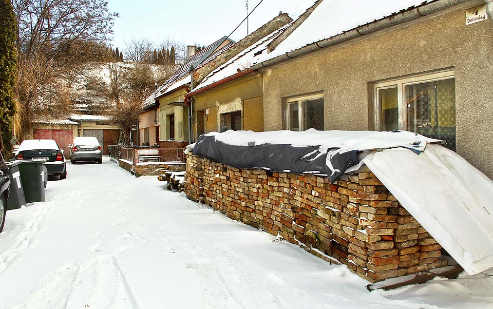 Slepá ulička v západní části kolonie končí přímo pod svahem bývalé štěrkovny.