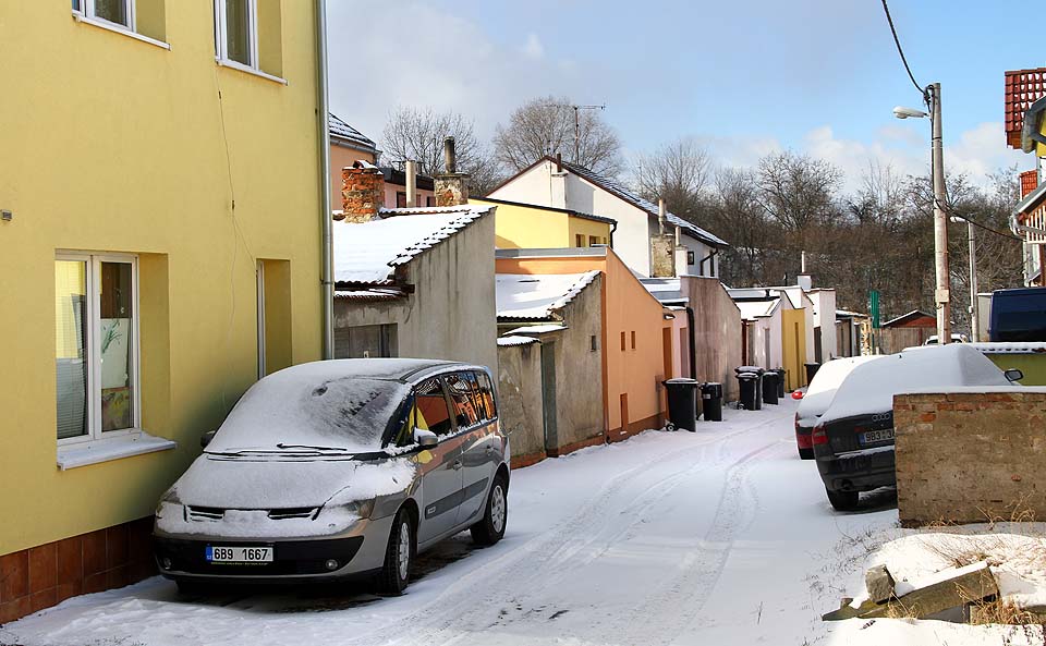 Barevné zadní dvorky domků ve středním bloku západní části kolonie Černovičky.